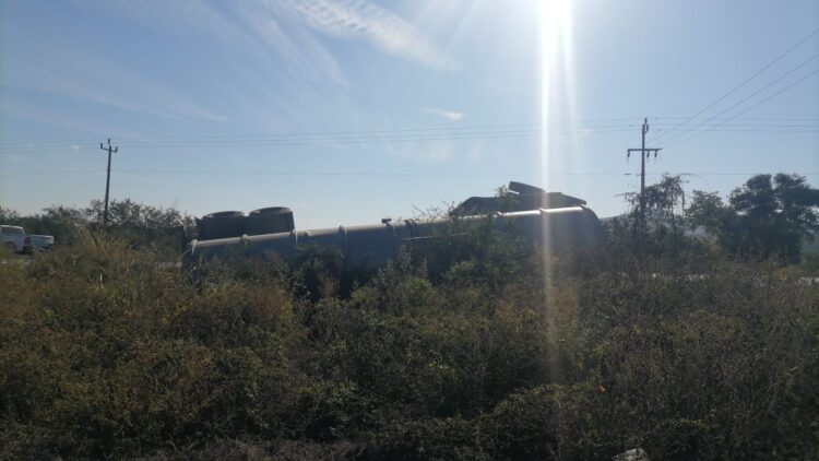 Vuelca pipa cargada con turbosina