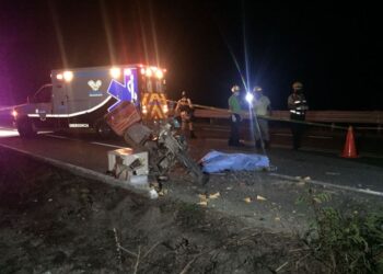 Se mata motociclista al estrellarse con camioneta