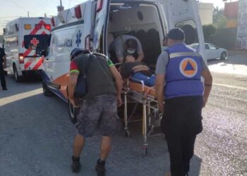 Matrimonio se lesiona en aparatoso choque