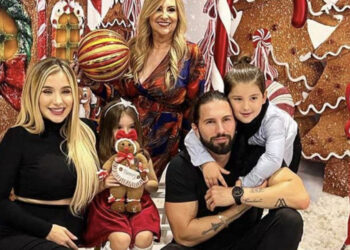 Poncho De Nigris lima asperezas con su madre