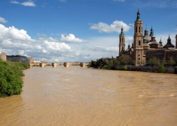 Crecida de Rio Ebro en la provincia de Zaragoza, España