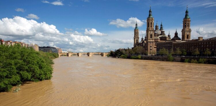 Crecida de Rio Ebro en la provincia de Zaragoza, España