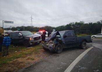 Paisano causa accidente, diez heridos