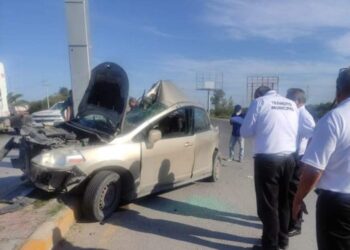 Se mata al chocar contra poste