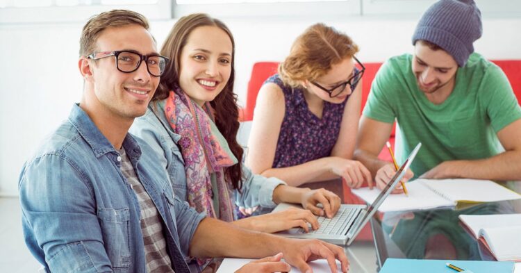 Las carreras profesionales con más salida laboral en los próximos años