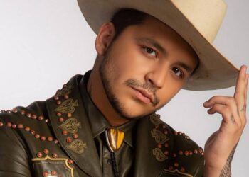 Christian Nodal rinde homenaje a Vicente Fernández