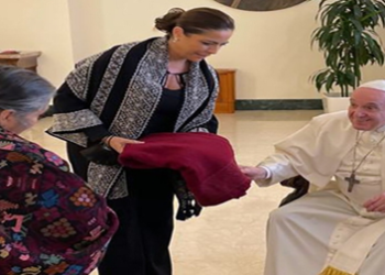 Papa Francisco recibe en su casa a artesanas de Puebla