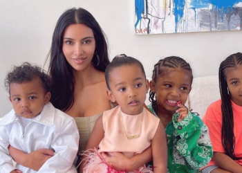 Kim Kardashian contrata a pianista para despertar a sus hijos