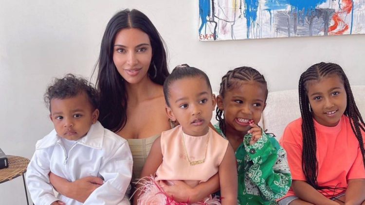 Kim Kardashian contrata a pianista para despertar a sus hijos
