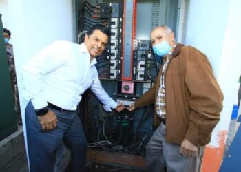 Un recurso fundamental para las personas también es la electricidad.