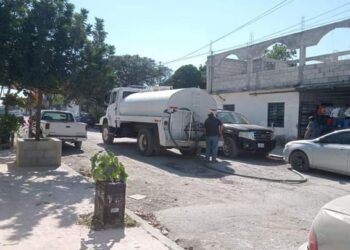 Llevan agua en pipas a colonias afectadas por ruptura de acueducto