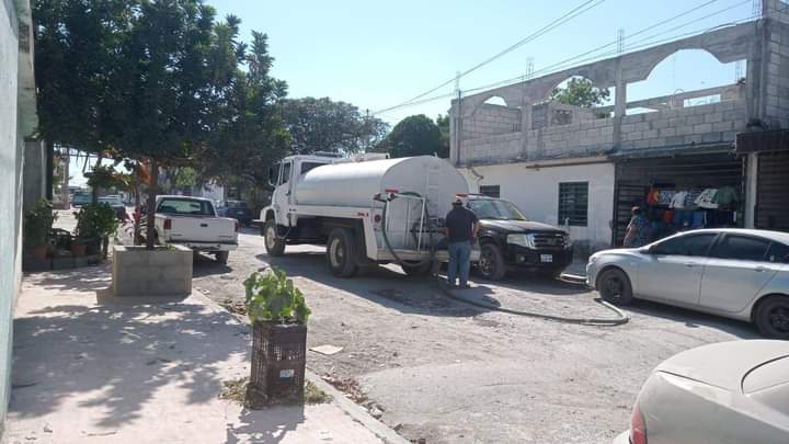 Llevan agua en pipas a colonias afectadas por ruptura de acueducto