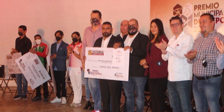 Premia Gobierno de Lalo Gattás a la excelencia del deporte de Victoria