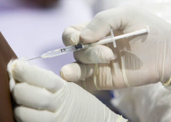 Autoridades federales aplicarán refuerzo de vacuna anti-Covid para adultos mayores