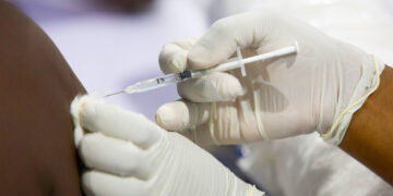 Autoridades federales aplicarán refuerzo de vacuna anti-Covid para adultos mayores