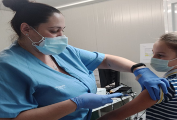 Nervios en el primer día de vacunación infantil en baleares