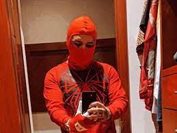 Nodal se disfraza de Spider-man