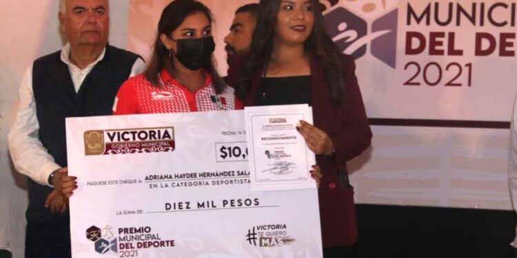 Premia Gobierno de Lalo Gattás a la excelencia del deporte de Victoria