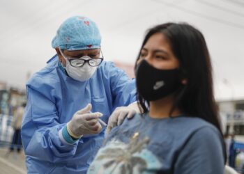 Inicia vacunación a jóvenes de entre 15 y 17 años en Nuevo León.