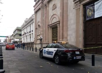 Arranca viento trozo de otra fachada; ahora fue en la Iglesia Catedral