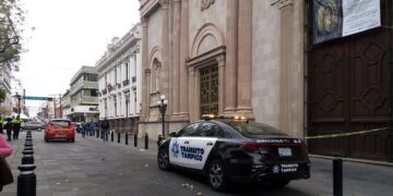 Arranca viento trozo de otra fachada; ahora fue en la Iglesia Catedral