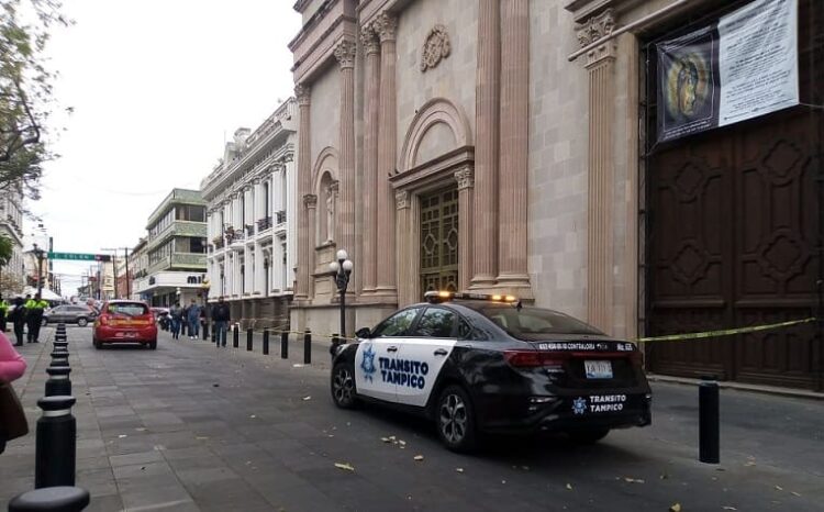 Arranca viento trozo de otra fachada; ahora fue en la Iglesia Catedral