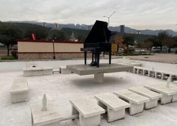 Roban esculturas de Agustín Lara y Marco Antonio Muñiz en Monterrey