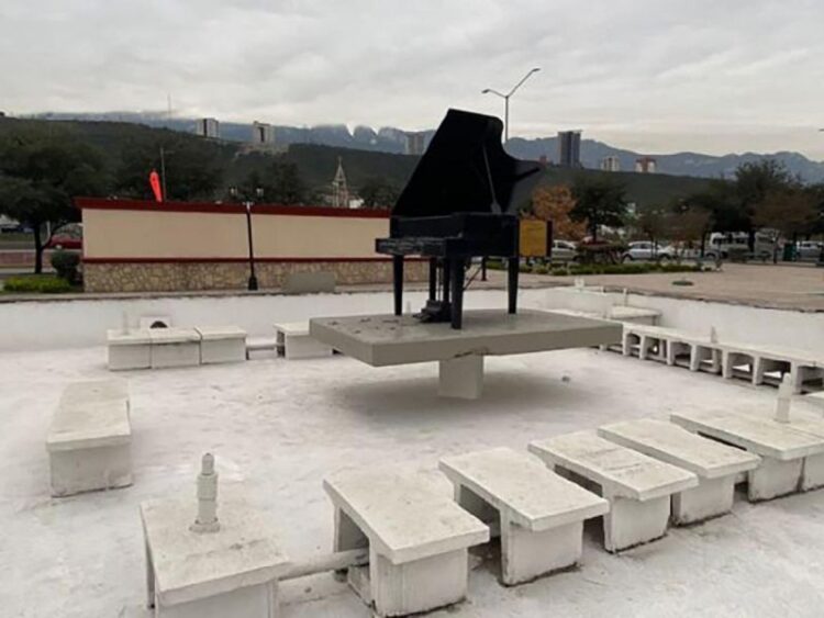 Roban esculturas de Agustín Lara y Marco Antonio Muñiz en Monterrey