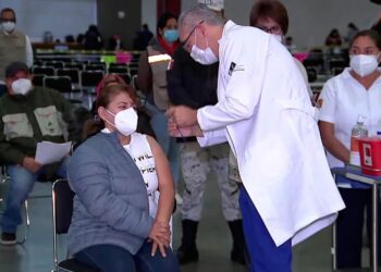 Arranca vacunación de refuerzo contra covid-19 para maestros en 25 estados