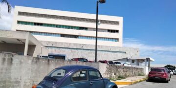 Al menos 30 trabajadores del hospital Canseco tienen Covid