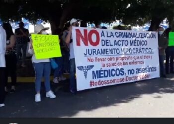 Marchan a favor de doctor acusado de homicidio: la FGR lo vincula a proceso