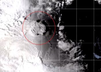 Volcán en Tonga hace erupción; habitantes huyen al registrarse tsunami