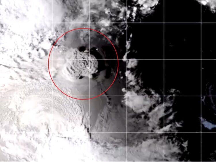 Volcán en Tonga hace erupción; habitantes huyen al registrarse tsunami