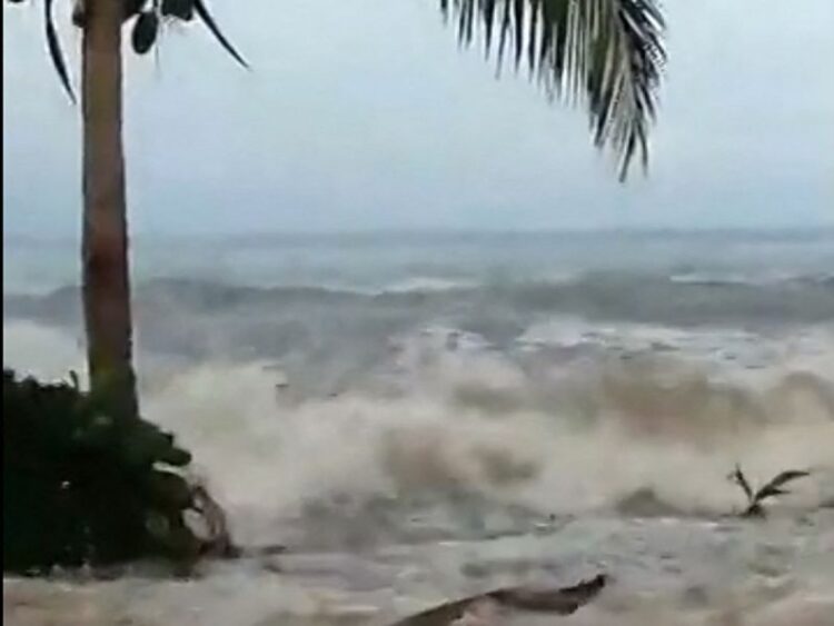 Hawai sufre inundaciones por erupción de volcán en Tonga
