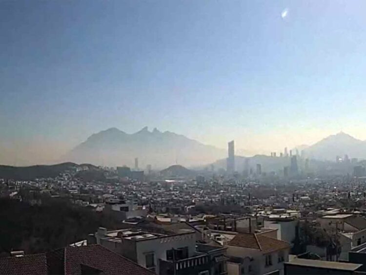 Fuertes rachas de viento provocan caída de árboles y postes en Monterrey