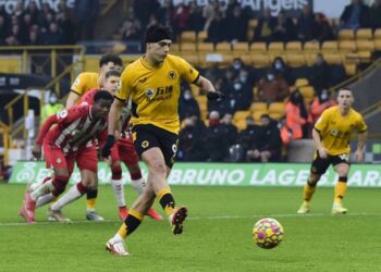 Jiménez anota de penal en triunfo de Wolverhampton de 3-1 sobre Southampton 