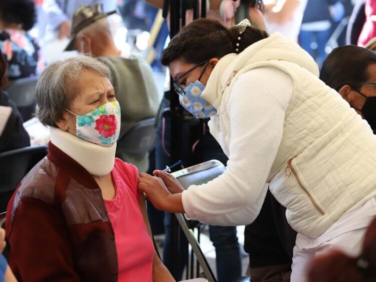 Arzobispo de Monterrey llama a fieles a aplicarse refuerzo de vacuna contra covid