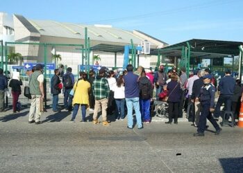 Se aglomeran en el polideportivo por refuerzo de vacuna antiCovid