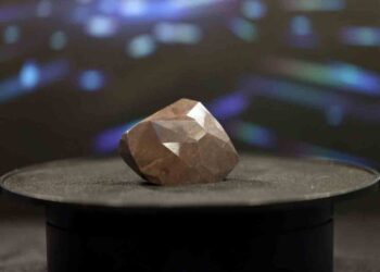 El diamante negro más grande del mundo es exhibido en Dubái antes de la subasta