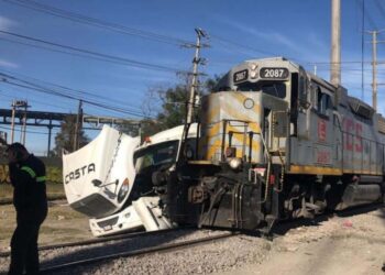 Por ‘ganarle’ el paso, tren se lleva a tractocamión en Nuevo León