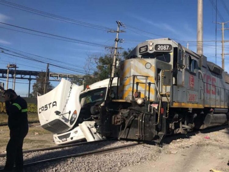 Por ‘ganarle’ el paso, tren se lleva a tractocamión en Nuevo León