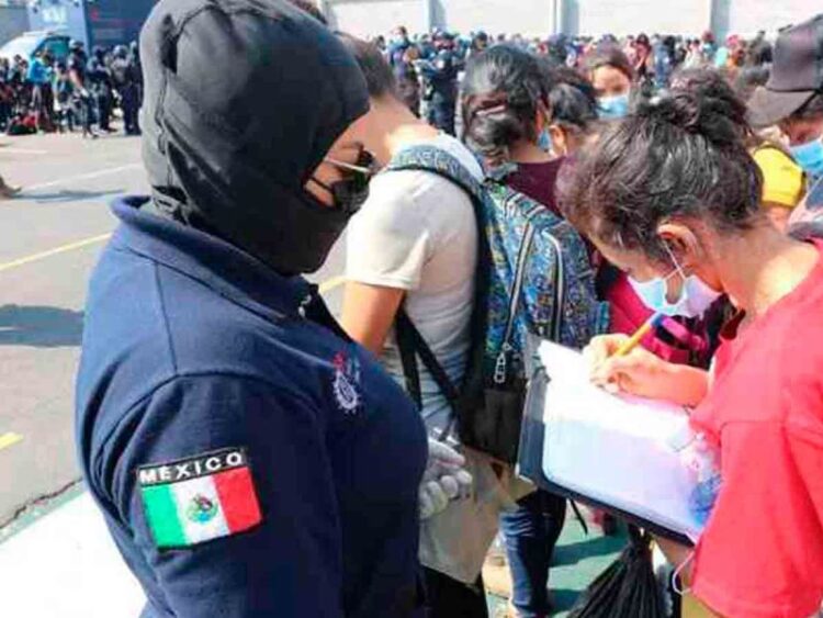 Aseguran tráiler robado con 334 migrantes en Alvarado, Veracruz