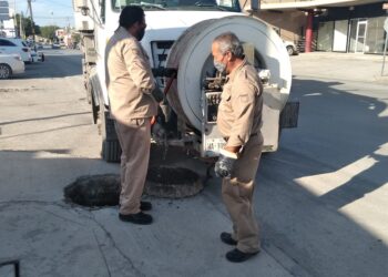 Rehabilitan drenaje sanitario en la avenida Zeferino Fajardo