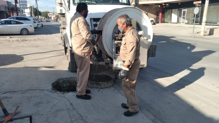 Rehabilitan drenaje sanitario en la avenida Zeferino Fajardo