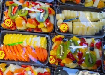 Francia prohíbe envases de plástico para frutas y verduras