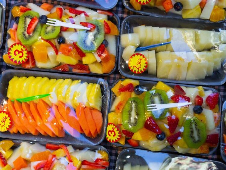 Francia prohíbe envases de plástico para frutas y verduras