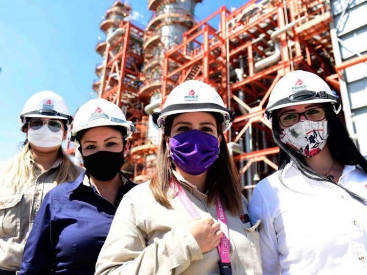 Llama López Obrador a trabajadores de Pemex a votar en libertad