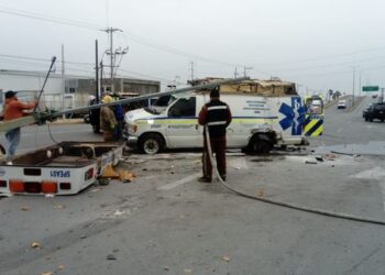 Cuatro lesionados en choque y volcadura de ambulancia