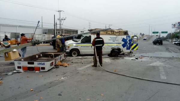 Cuatro lesionados en choque y volcadura de ambulancia