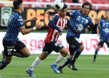 Chivas de Guadalajara empata 1-1 con Gallos de Querétaro